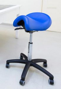Saddle seat for opticians